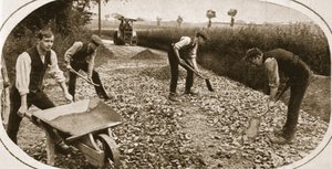 Samvittighedsnægtere nyttigt ansat: Mænd fra N.C.C. på en militærvej, illustration fra The Illustrated War News, 23. august 1917 (sepiafoto) af English Photographer